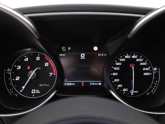 ALFAROMEO_ALFAROMEO_GIULIA_2548616_17.jpg
