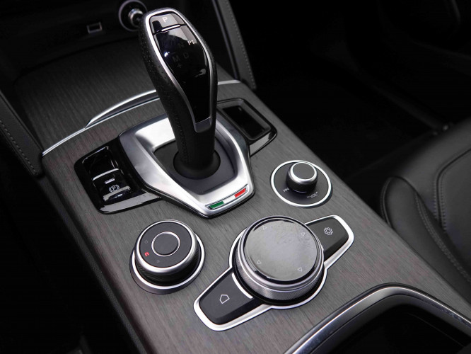 ALFAROMEO_ALFAROMEO_STELVIO_2549245_13.jpg