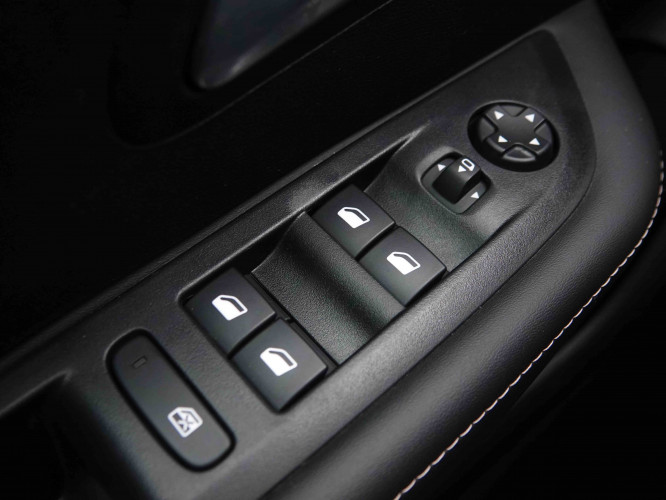 PEUGEOT_PEUGEOT_208_2551446_19.jpg
