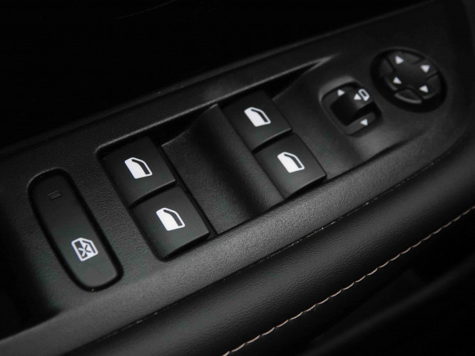 PEUGEOT_PEUGEOT_208_2652610_21.jpg