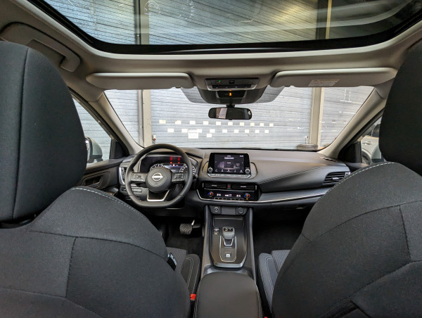 Ruim en lichtrijk interieur van de Nissan Qashqai 2023