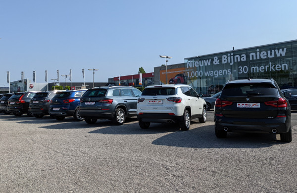 Parking met SUV's bij Dex
